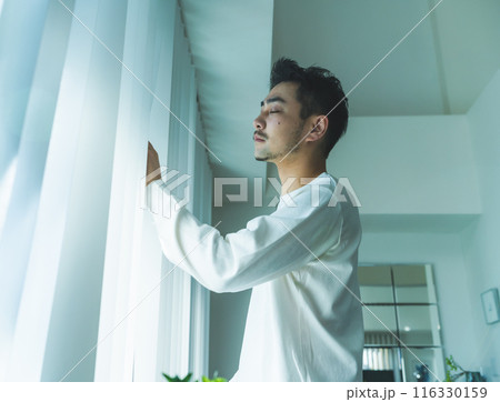 朝、目覚めた男性 朝、目覚めた男性 116330159