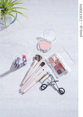 アイシャドウパレットとアイラッシュカーラーとメイクブラシとリップスティックとチーク アイシャドウパレットとアイラッシュカーラーとメイクブラシとリップスティックとチーク 116330604