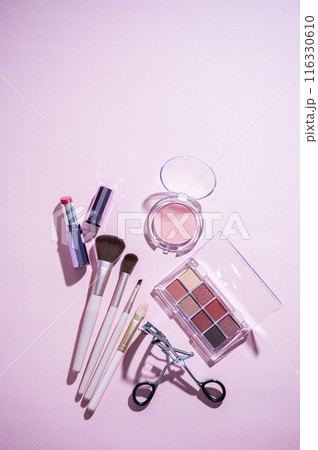 アイシャドウパレットとアイラッシュカーラーとメイクブラシとリップスティックとチーク 116330610