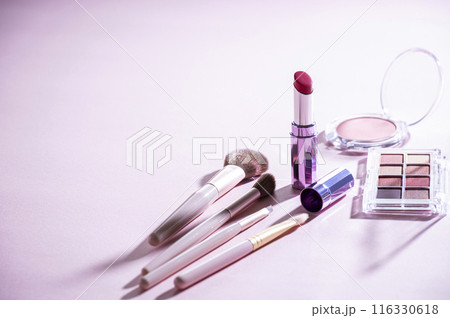 アイシャドウパレットとメイクブラシとリップスティックとチーク アイシャドウパレットとメイクブラシとリップスティックとチーク 116330618