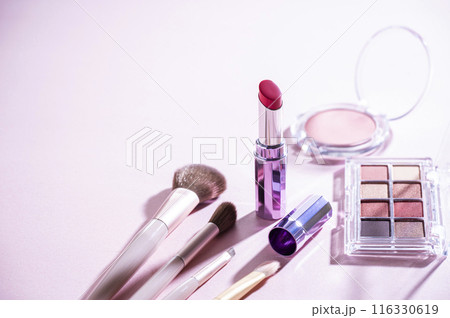 アイシャドウパレットとメイクブラシとリップスティックとチーク 116330619