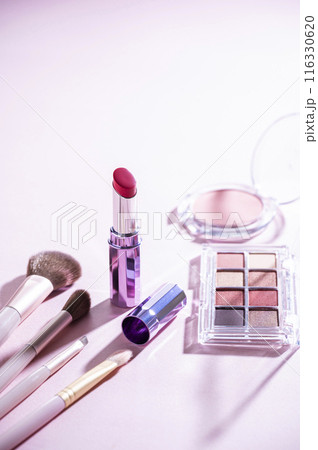 アイシャドウパレットとメイクブラシとリップスティックとチーク 116330620