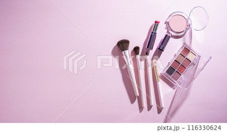 アイシャドウパレットとメイクブラシとリップスティックとチーク 116330624