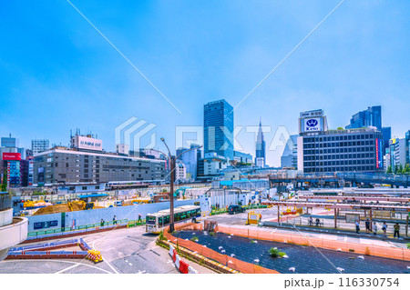日本の東京都市景観 新宿駅西口再開発。小田急百貨店の解体が進む…＝令和6年7月5日 116330754