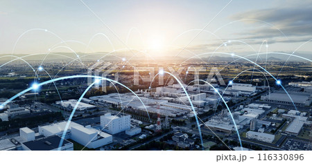 工場地帯と通信ネットワーク バナー・広告向け横長ビジュアル 工場地帯と通信ネットワーク バナー・広告向け横長ビジュアル 116330896