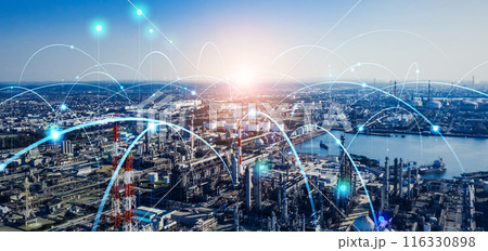 工場地帯と通信ネットワーク バナー・広告向け横長ビジュアル 工場地帯と通信ネットワーク バナー・広告向け横長ビジュアル 116330898