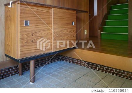 昭和の日本家屋　下駄箱と緑色の階段 116330934