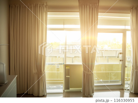 陽が差し込む部屋 116330955