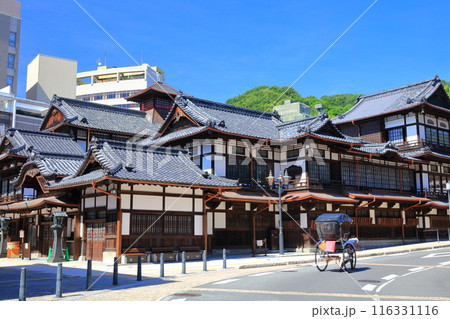 【愛媛県】快晴の道後温泉本館と人力車 【愛媛県】快晴の道後温泉本館と人力車 116331116