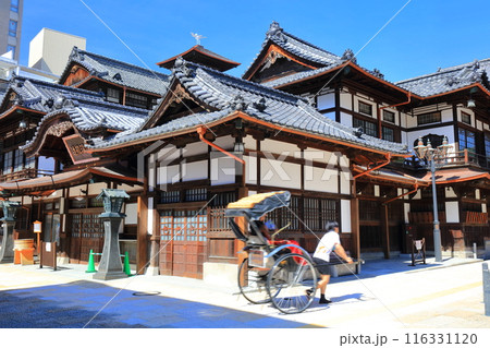 【愛媛県】快晴の道後温泉本館と人力車 116331120