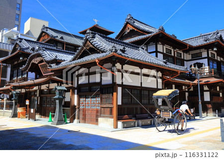 【愛媛県】快晴の道後温泉本館と人力車 116331122