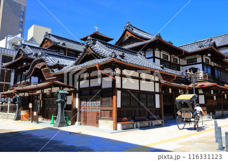 【愛媛県】快晴の道後温泉本館と人力車 【愛媛県】快晴の道後温泉本館と人力車 116331123
