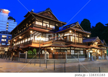 【愛媛県】リニューアルした道後温泉本館の夜景 【愛媛県】リニューアルした道後温泉本館の夜景 116331163