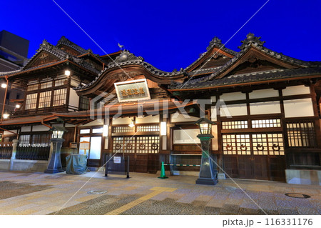 【愛媛県】リニューアルした道後温泉本館の夜景 【愛媛県】リニューアルした道後温泉本館の夜景 116331176