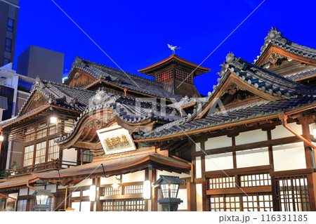 【愛媛県】リニューアルした道後温泉本館の夜景 【愛媛県】リニューアルした道後温泉本館の夜景 116331185