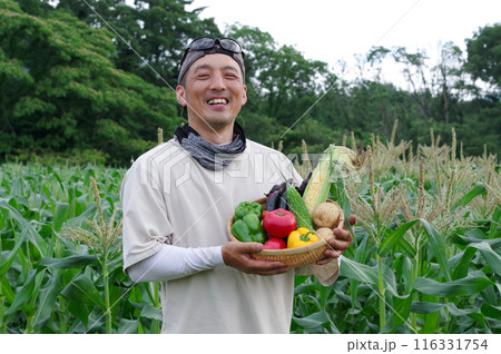 自然に囲まれて農業をしている家族 自然に囲まれて農業をしている家族 116331754
