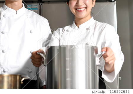 厨房で調理をするアジア人の男女の調理師 116332633