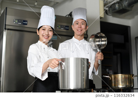 厨房で調理をするアジア人の男女の調理師 116332634
