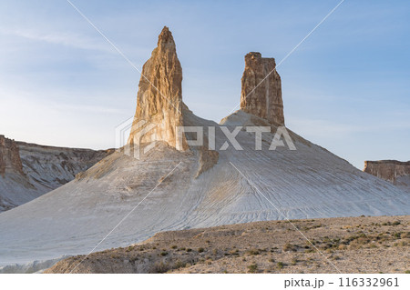マンギスタウのウスチュルト台地の夜明け 116332961