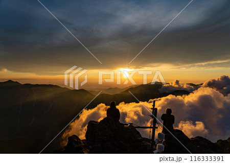 槍ヶ岳からの夕暮れ 116333391