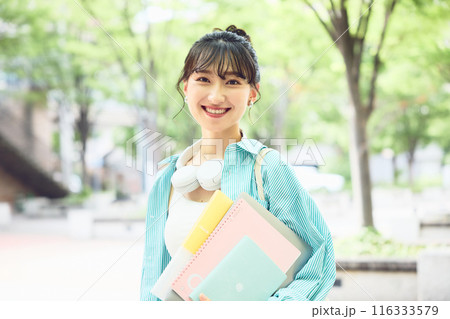 キャンパスを歩く女子大学生 116333579