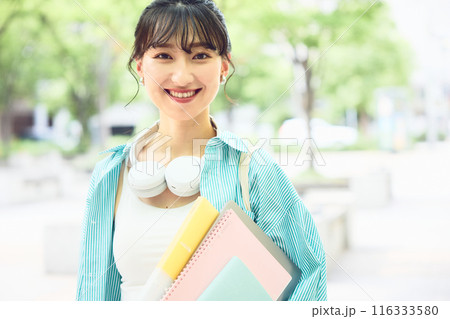 キャンパスを歩く女子大学生 116333580