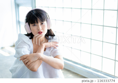 ヘッドホンで音楽を聴く若い女性 ヘッドホンで音楽を聴く若い女性 116333774