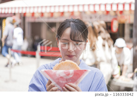 たこせんを食べる女性 たこせんを食べる女性 116333842