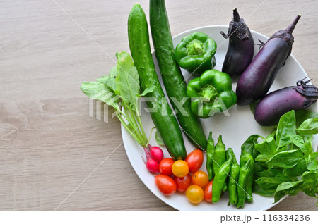 新鮮野菜　夏野菜　採れたて　朝採れ　家庭菜園 116334236