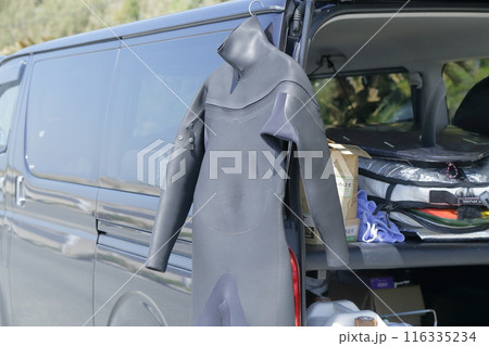 ウェットスーツ 車に天日干し ウェットスーツ 車に天日干し 116335234