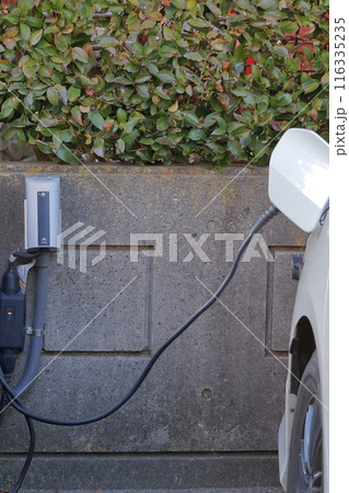 駐車場で充電中の車 116335235