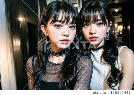 黒髪ぱっつん前髪の若い女性二人が顔を寄せ合って自撮り 黒髪ぱっつん前髪の若い女性二人が顔を寄せ合って自撮り 116335441