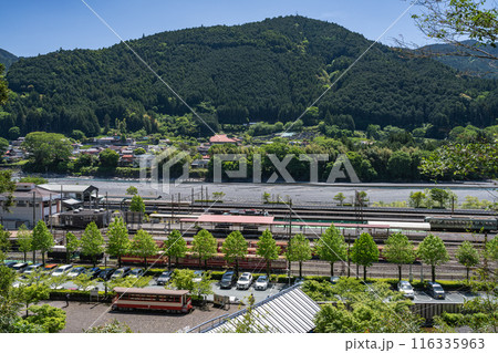 高台から見た大井川鉄道千頭駅と道の駅音戯の里の風景(静岡県) 116335963