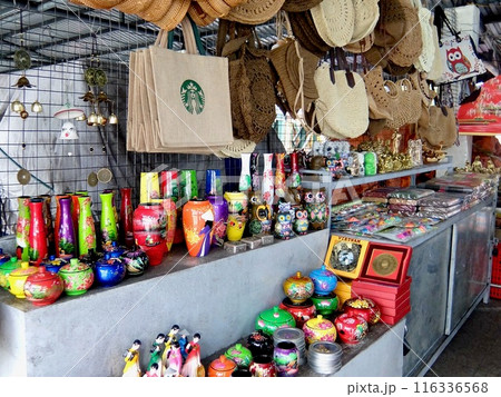 クルーズ船寄港地・チャンメイ港の土産物（ベトナム） 116336568