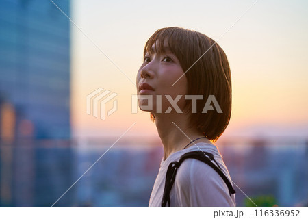 マジックアワーの街に立つ若い女性のポートレート マジックアワーの街に立つ若い女性のポートレート 116336952