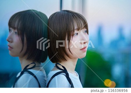 マジックアワーの街に立つ若い女性のポートレート マジックアワーの街に立つ若い女性のポートレート 116336956