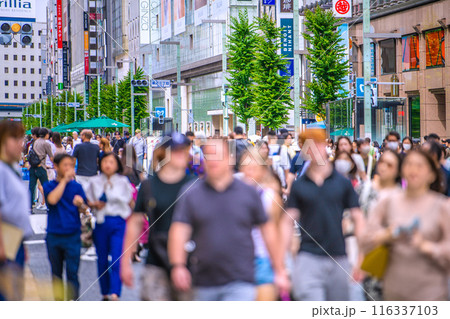 日本の東京都市景観 外国人観光客らで賑わう銀座歩行者天国…インバウンド復活＝令和6年6月22日 116337103