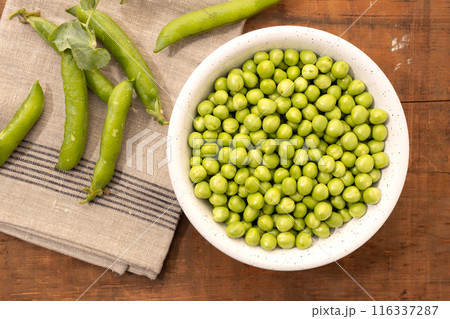 Flat lay of Fresh green peas in bowl still life 116337287