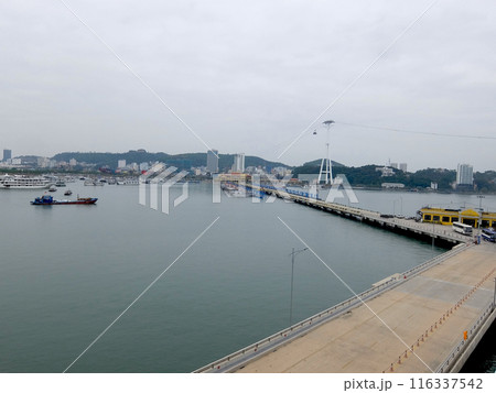 クルーズ船寄港地・ハロン湾にあるカイラン港(ベトナム) クルーズ船寄港地・ハロン湾にあるカイラン港(ベトナム) 116337542