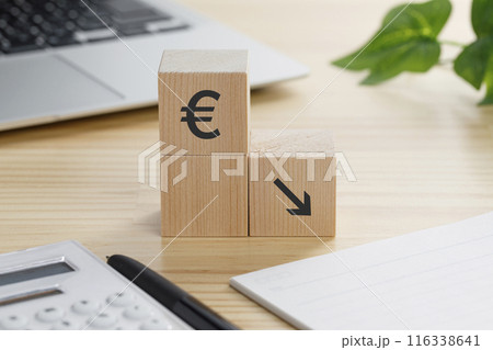 €ダウンの矢印が書かれた積み木のブロック €ダウンの矢印が書かれた積み木のブロック 116338641