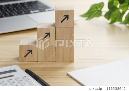 アップの矢印が書かれた積み木のブロック 116338642