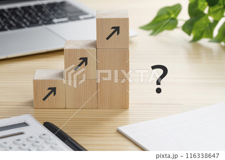 アップの矢印が書かれた積み木のブロック　クエスチョンマーク 116338647
