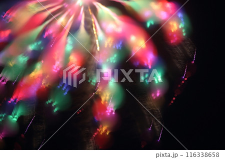 夜空を照らす花火 夜空を照らす花火 116338658