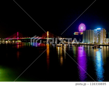 クルーズ船から眺めるカイラン港の夜景（ハロン湾/ベトナム） 116338695