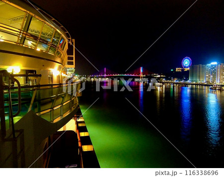 クルーズ船から眺めるカイラン港の夜景（ハロン湾/ベトナム） 116338696