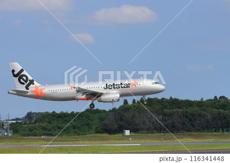 成田空港に着陸する旅客機　LCC　格安航空会社　 116341448