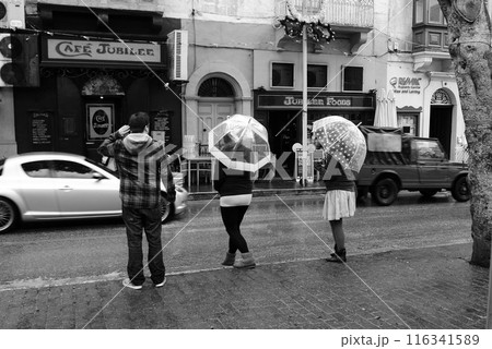 ヨーロッパの雨　傘を差した人々 116341589