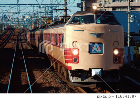 JR京都線を行く特急雷鳥号(485系電車:大阪⇔金沢) JR京都線を行く特急雷鳥号(485系電車:大阪⇔金沢) 116341597