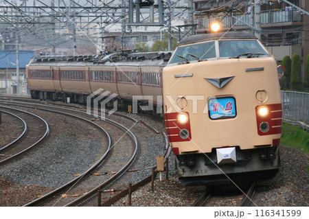 JR京都線を行く特急雷鳥号（485系電車：大阪⇔金沢） 116341599