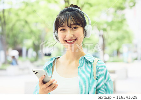 ヘッドフォンで音楽を聴く女子大学生 ヘッドフォンで音楽を聴く女子大学生 116341629